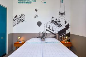 1 dormitorio con 1 cama extragrande y torre en Stayokay Hostel Amsterdam Oost, en Ámsterdam