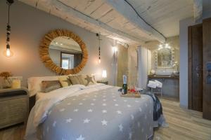 sypialnia z dużym łóżkiem i lustrem w obiekcie Complejo Rural Lar de Vies w mieście A Pontenova