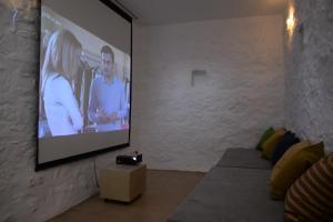 TV a/nebo společenská místnost v ubytování Ecloge, Hydra Island