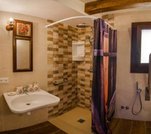 A bathroom at Borda Fuertes