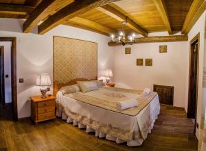 A bed or beds in a room at Borda Fuertes