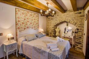 A bed or beds in a room at Borda Fuertes