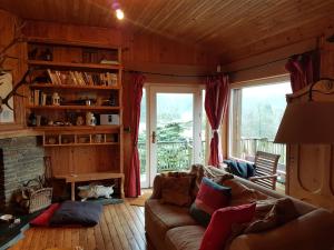 Woodstone في هيربيومونت: غرفة معيشة مع أريكة ومدفأة