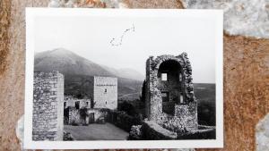 uma foto a preto e branco de um velho castelo em Antares Mani em Areopoli