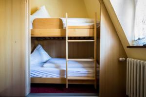 Postel nebo postele na pokoji v ubytování Hotel Löwen-Weinstube