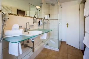 Koupelna v ubytování Hotel Löwen-Weinstube + 37 fotografií