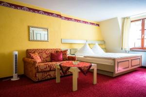 Postel nebo postele na pokoji v ubytování Hotel Löwen-Weinstube
