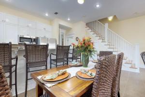 eine Küche und ein Esszimmer mit einem Tisch und Stühlen in der Unterkunft Miramar Beach Villas #110 in Destin