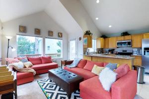 sala de estar con 2 sofás rojos y cocina en Beach house with a park, en Lincoln City