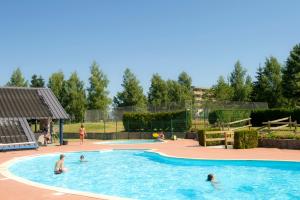 בריכת השחייה שנמצאת ב-Village Vacances Le Tarbesou או באזור