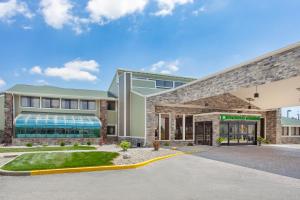 una representación de la parte delantera de un edificio en Wyndham Garden Fort Wayne en Fort Wayne