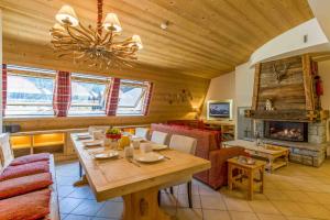sala de estar con mesa y chimenea en Le Paradis 18 & 18b appts - Chamonix All Year en Chamonix-Mont-Blanc