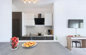 Kuchyňa alebo kuchynka v ubytovaní Modern apartments with sea view 150 meters to beach