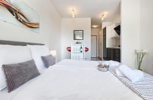 Posteľ alebo postele v izbe v ubytovaní Modern apartments with sea view 150 meters to beach