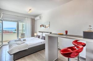 Posteľ alebo postele v izbe v ubytovaní Modern apartments with sea view 150 meters to beach