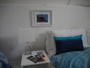 Un pat sau paturi într-o cameră la Hayloft