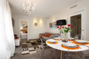 - un salon avec une table et un canapé dans l'établissement Mercedes Heritage Apartments, à Barcelone