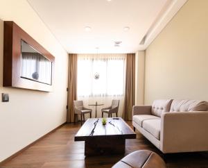 - un salon avec un canapé et une table dans l'établissement Hotel Mitru Sur, à La Paz