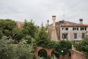 un viejo edificio con dos chimeneas encima en Venetian Mood: Secret Garden, en Venecia