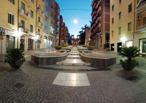 コゼンツァにあるB&B Erifrà Piccolo Hotelの建物のある街の空き道