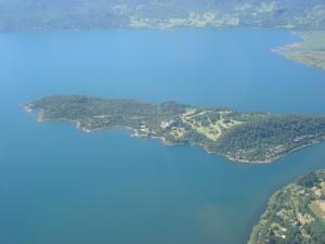 uma vista aérea de uma grande massa de água em La Peninsula Rehue em Pucón