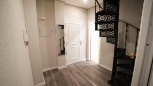 Zdjęcie z galerii obiektu Apartments Madrid Principe 2 w Madrycie