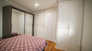Łóżko lub łóżka w pokoju w obiekcie Apartments Madrid Principe 2