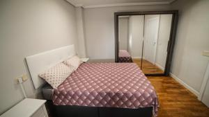 Łóżko lub łóżka w pokoju w obiekcie Apartments Madrid Principe 2