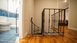 łazienka ze schodami prowadzącymi do toalety w obiekcie Apartments Madrid Principe 2 w Madrycie +37 zdjęć