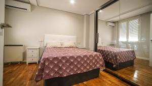 Łóżko lub łóżka w pokoju w obiekcie Apartments Madrid Principe 2