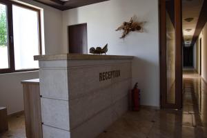 une chambre avec un comptoir de réception aux papillons sur le mur dans l'établissement Sea Club Sarafovo Apartments, à Bourgas 85 autres photos