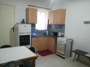 een keuken met een koelkast en een fornuis top oven bij Sliema Vacation Home in Sliema