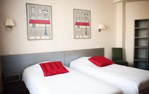 Кровать или кровати в номере Hôtel Carmin