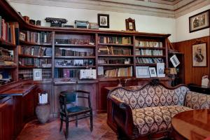 una sala de estar con sofá y estanterías con libros en Relais I Castagnoni, en Rosignano Monferrato