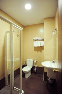 a bathroom with a toilet and a sink at Hospederia Marqués in Cádiz