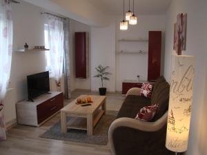 una sala de estar con un sofá y una mesa en Eme Apartments, en Brasov