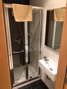 W łazience znajduje się prysznic i umywalka. w obiekcie Harbour Lodge w mieście Marsaxlokk