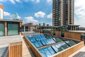 a rooftop deck with a hot tub on a building at Room Mate Bruno in Rotterdam