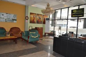 达累斯萨拉姆日航大厦酒店的一间配备有家具和吊灯的等候室
