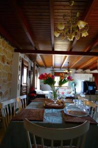 マクリにあるCountry House at Alexandroupoli (Dikella)のダイニングルーム(花のテーブル付)