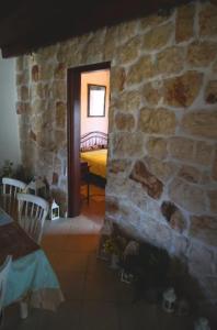 マクリにあるCountry House at Alexandroupoli (Dikella)の石壁と出入口のある部屋
