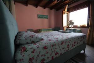 マクリにあるCountry House at Alexandroupoli (Dikella)のベッドルーム1室(花柄のベッドカバー、窓付)