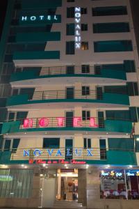 un edificio con un cartel que diga novulk en Hotel Novalux, en Ambato
