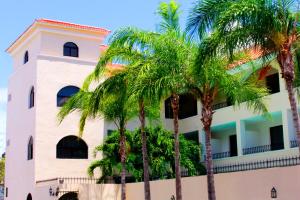 un edificio con palmeras delante en Hotel Nautilus, en Playa del Carmen