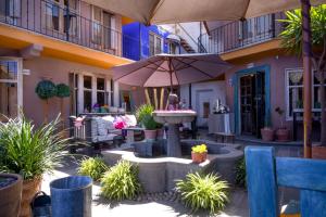 un patio con una fuente y una sombrilla en Azul Colonial en Arequipa