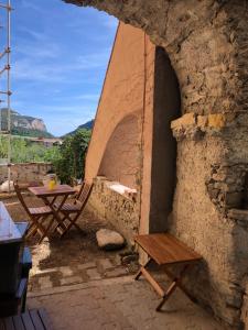 a patio with a table and a brick oven at Pippi's Home Finale con box auto in Orco Feglino