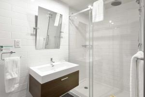 Koupelna v ubytování Hotel Épik Montréal