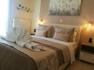 een slaapkamer met een bed met een handdoek erop bij Evris House in Kavala