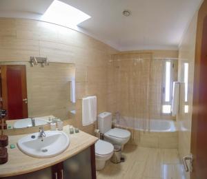 un bagno con lavandino, WC e vasca di Casa Paradise a El Médano Altre 30 foto