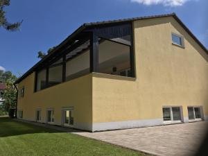 a building with large windows on the side of it at Ferienwohnung Föhrenweg in Neumarkt in der Oberpfalz
